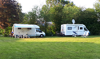 Campers op een veld