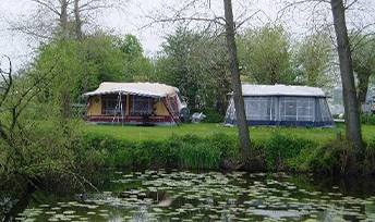 Caravans aan water