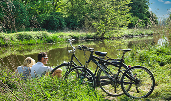 Mensen bij water met fietsen Mensen bij water met fietsen
